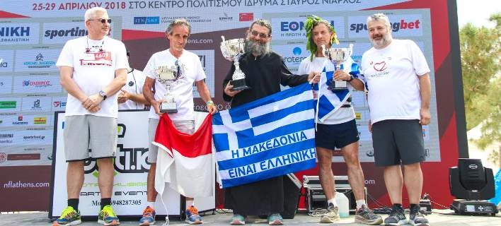 Ιερέας βγήκε πρώτος σε αγώνας τρεξίματος κάνοντας 430 χλμ. σε 4 μέρες (εικόνες)